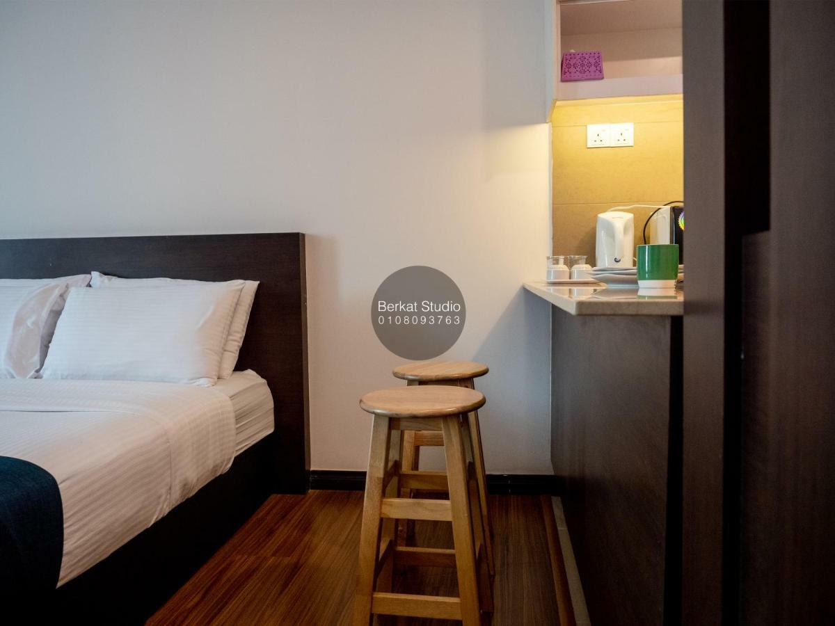 Berkat Studio Hotel Kota Bharu Buitenkant foto