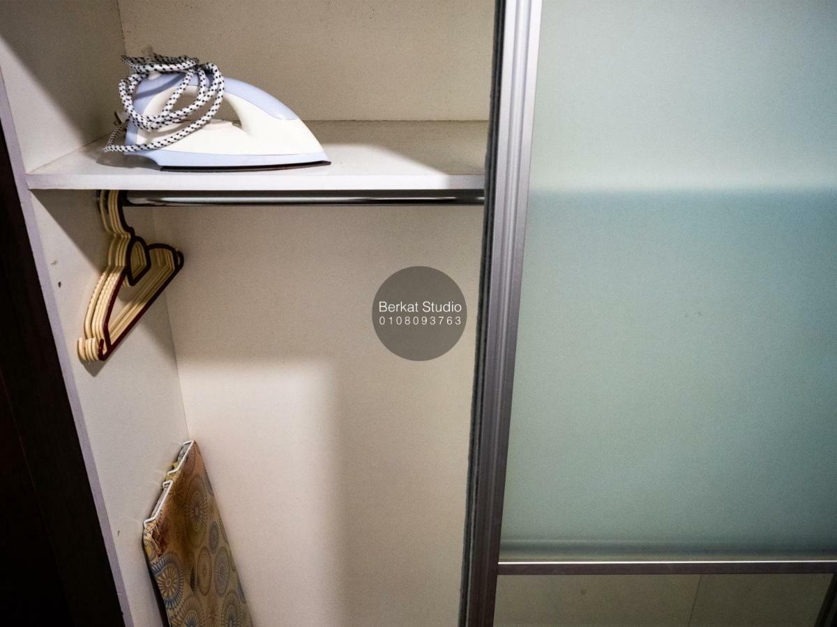 Berkat Studio Hotel Kota Bharu Buitenkant foto