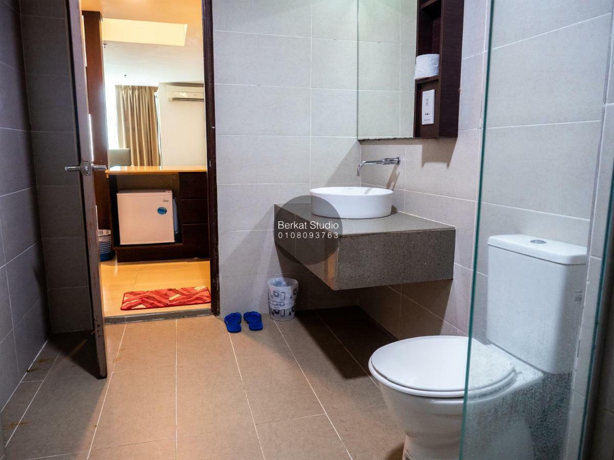 Berkat Studio Hotel Kota Bharu Buitenkant foto